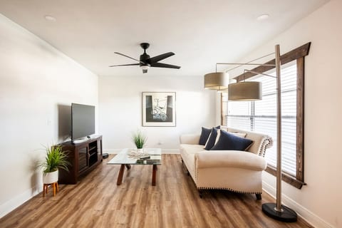Quiet Townhome Near USF w/ Pool and Lake
