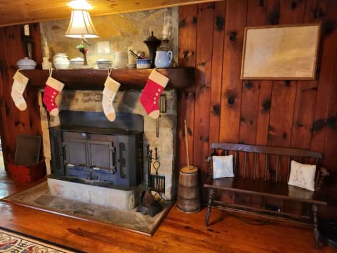 1940s cabin on 35 acres hike&fish onsite+RV hookup