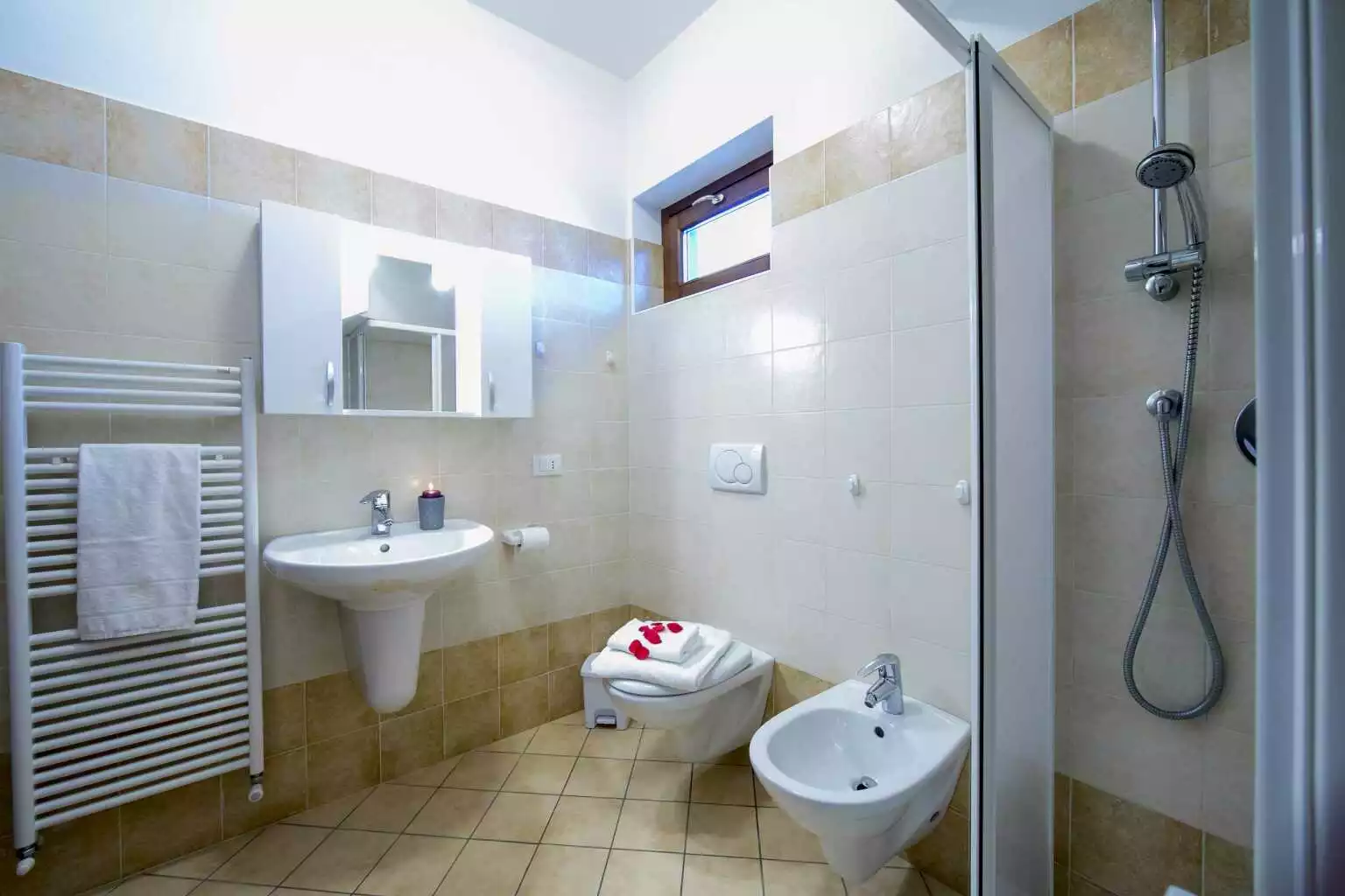 Bathroom with shower and heated towel rail on the ground floor - Le Betulle Garden in Laveno - Laveno-Mombello