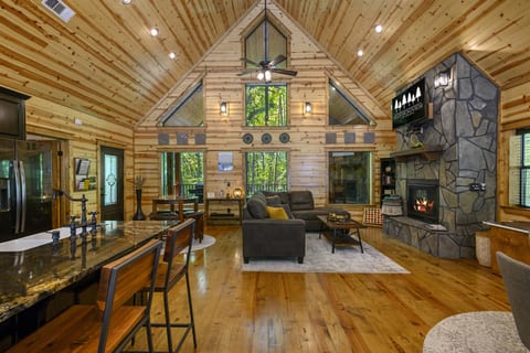 COUPLES CABIN ON THE CREEK