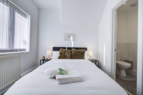 Modern 5 Bed 3 Bath House in Colchester