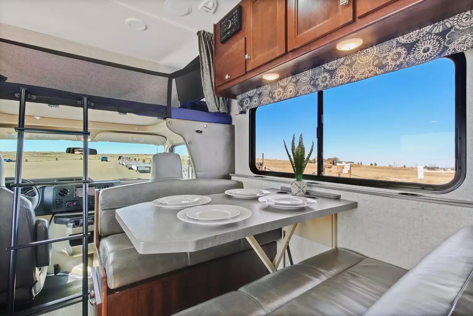 luxurious-forest-river-sunseeker-3170ds-(bunk-bed-model)/