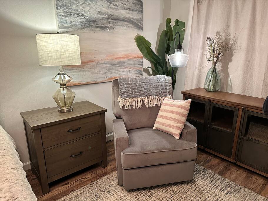 Relaxing reading corner in master bedroom - Magnolia Lakehouse - Clifton