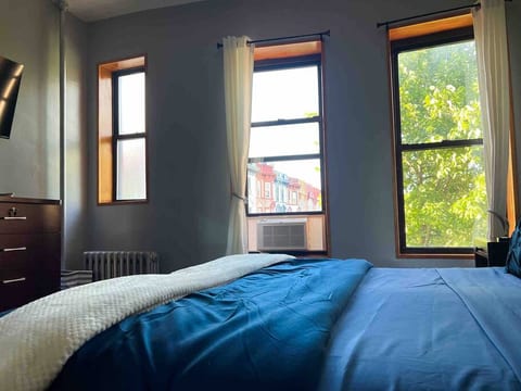 THE LINCOLN SUITES BROOKLYN | KING BED | - 594
