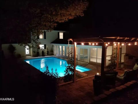 West Knoxville Outdoor Oasis~Pool~Hot Tub