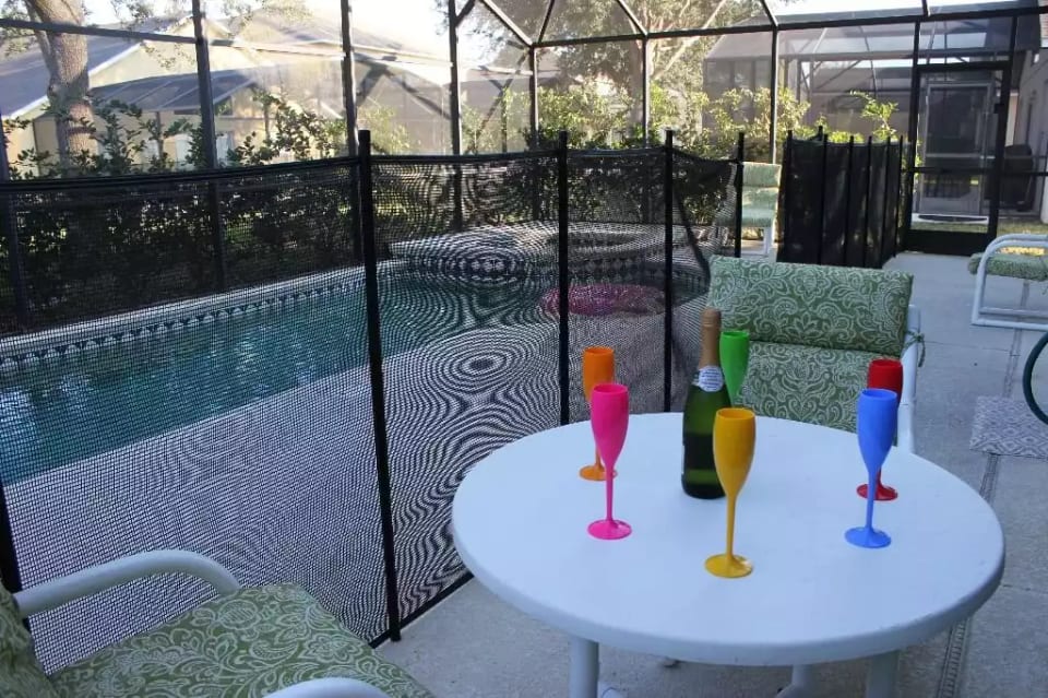 ENJOY THE SUN FLORIDA IN YOUR PRIVATE POOL