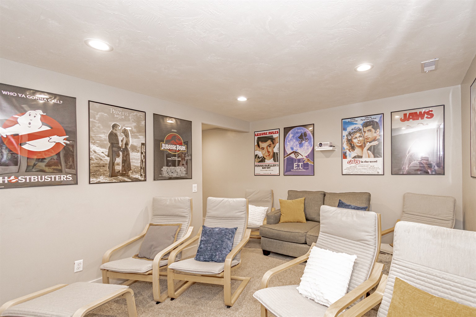 private-rexburg-5bd-home-bonus-loft-theater-hottub/