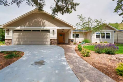 Newly Remodeled Foothills Home-Hike from backyard