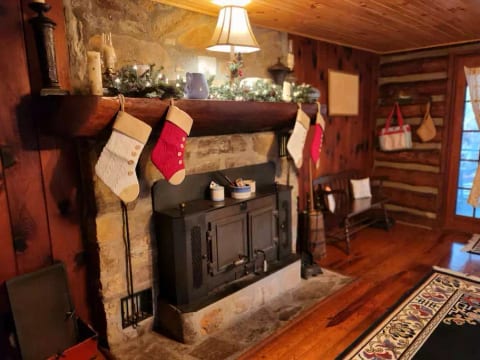 1940s cabin on 35 acres hike&fish onsite+RV hookup