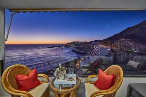 Oceanfront Escape with Elegance & Panoramic Views