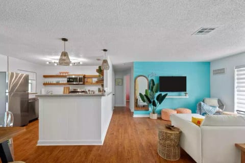 Vibrant 3/2 just minutes to local beaches