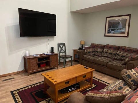 Sleeps 13 in North Conway w Game Room and Pool