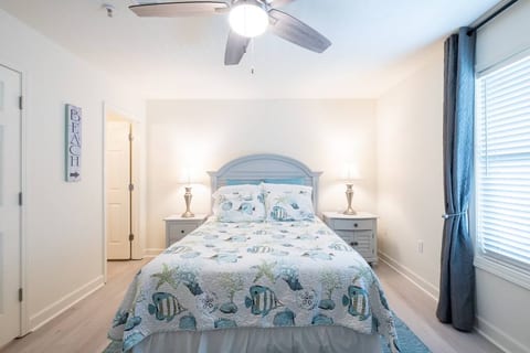 Perdido Key - Beach and Sparkling Pool. Sleeps 6.