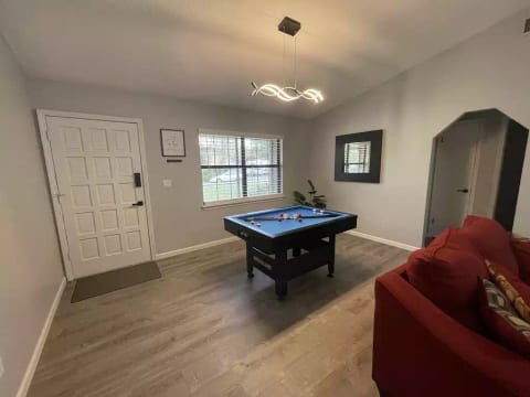 Bumper pool table
