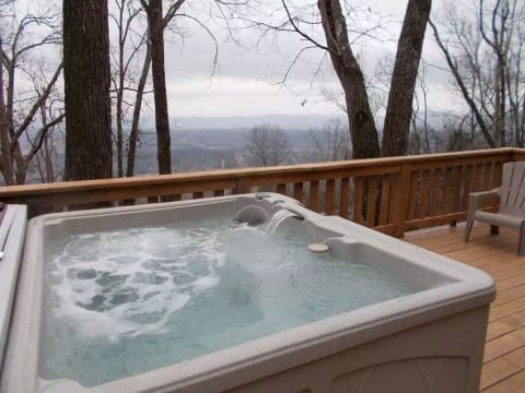 Lookout Mountain Treehouse Cabin with Hot Tub 