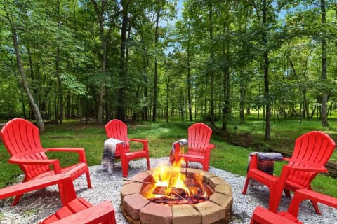 Fire pit on the vast. private 2 acre lot!
