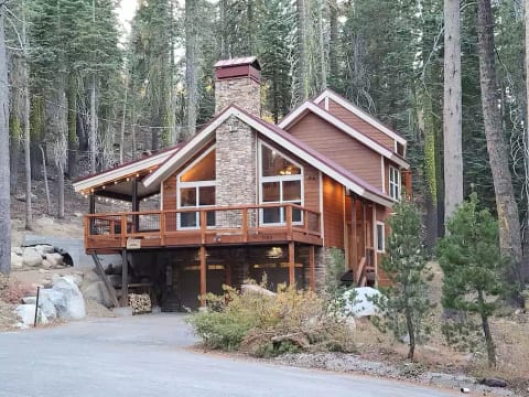 Cabin with Serene Lakes View Close to Sugar Bowl