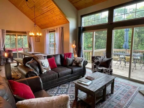 Galena Haven Gorgeous cabin 3bdrm/3bth, hot tub, k