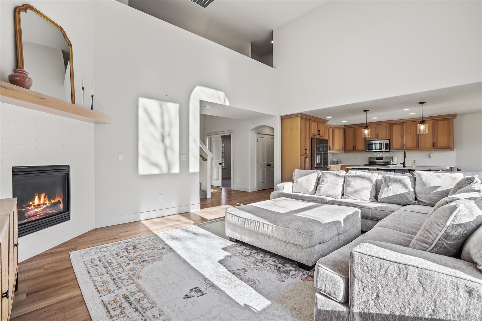 spacious-5-bedroom-retreat-with-pool-access/