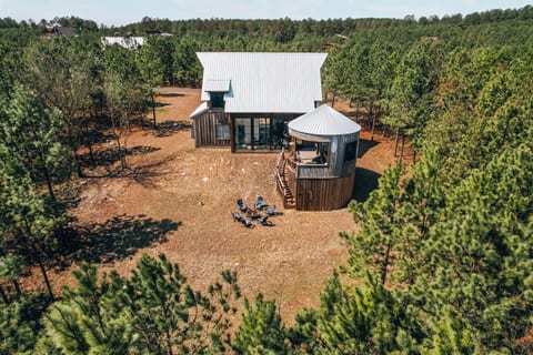 Unique, cozy, & secluded cabin.