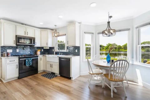 Waterfront Wonder:Lake Views, Quiet, Central, Pets