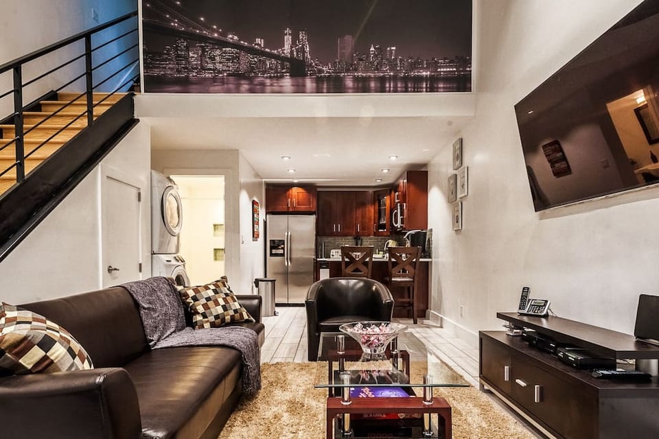 Living room
Breathtaking 18 foot ceilings and Large Bay Windows within its Sun-Filled open-styled floor plan