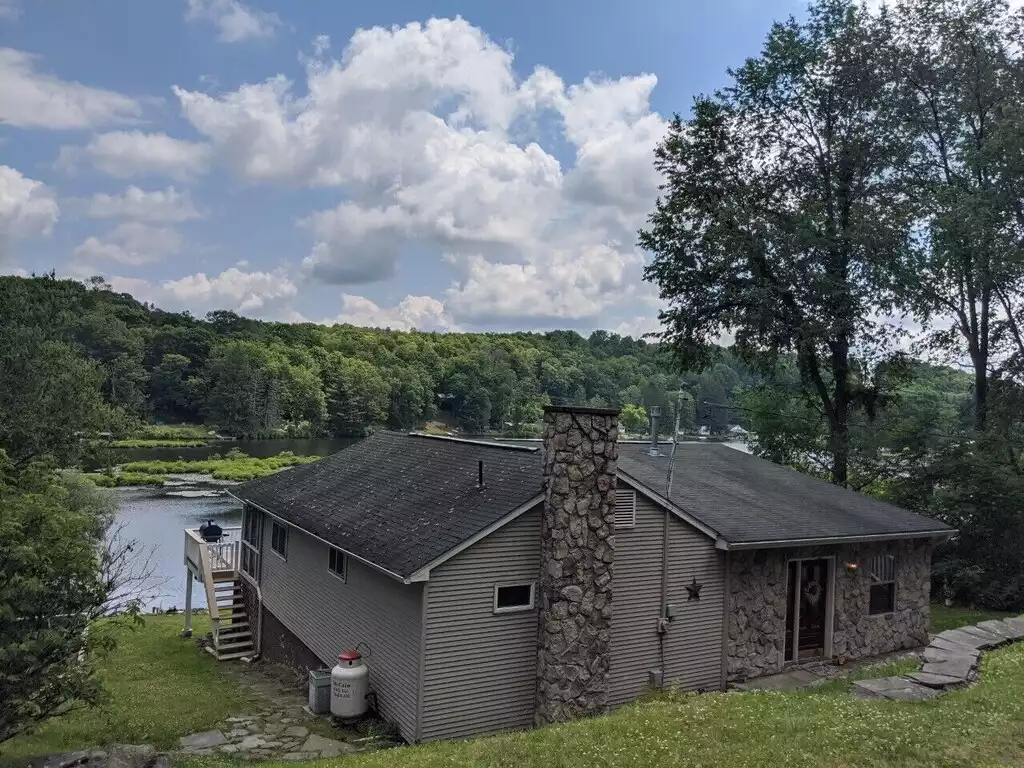 We also won 3 acres behind the house, so plenty of privacy surrounds you - Legacy Lake House - Kingsley