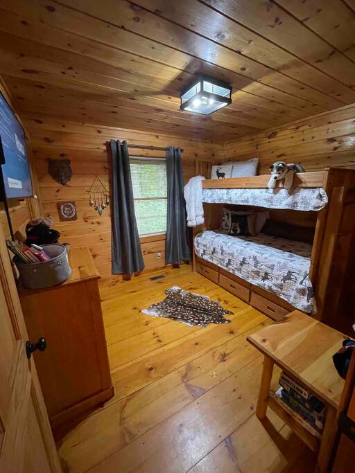 Bunkbed camping adventure room. - The Woods At Whitetail Ridge- 2 fireplaces- - Ellijay