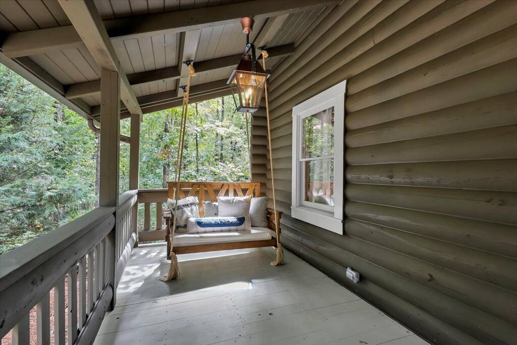 Luxury Cabin with Dock & Hot Tub - Gainesville