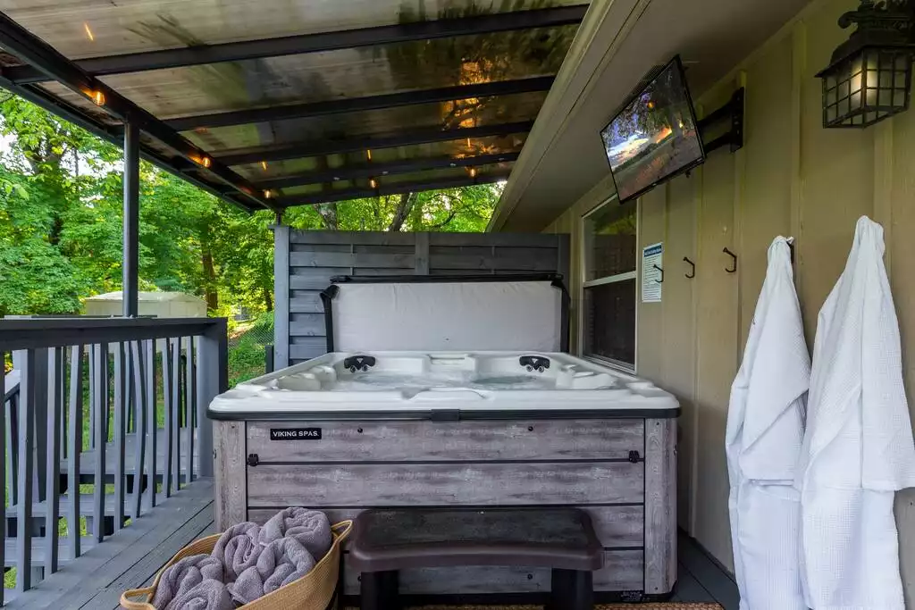 Hot tub with outdoor TV Hot tub with outdoor TV - Selah Way Cottage*10mins UT*2kitchen hottub*arcade - Knoxville
