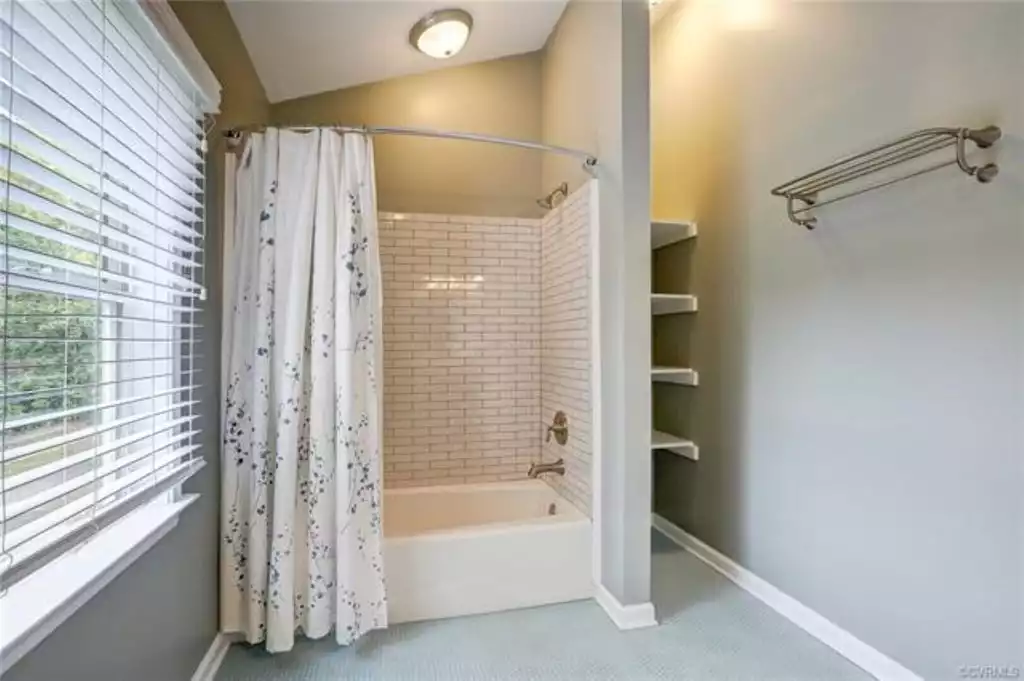 Bunk room bathroom. - Sunrise Tides - A River Retreat - West Point