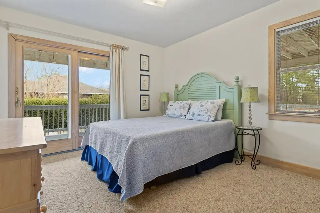Queen Bedroom (Middle Floor) Queen Bedroom (Middle Floor) - Makin' Memories OBX - Corolla