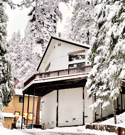 Our Hideaway Chalet - AC, deck, fireplace WIFI!