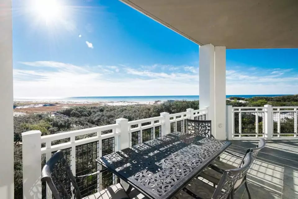 Balcony with three sides right on the Sea!
