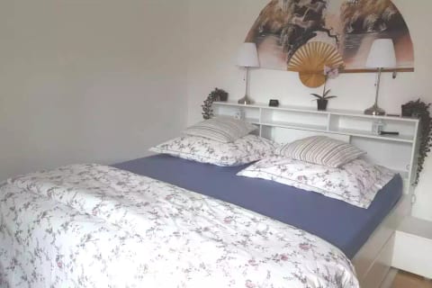 Double-bed (1,89 meters wide) in super quite bedroom with small balcony