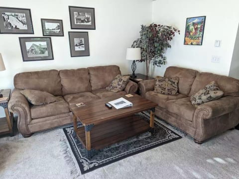 Mt Hood Townhouse. 3 bd end-unit. Hottub & Pool