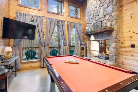 Romancing The Stone, Upscale Romantic Cabin
