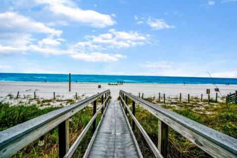 Relax on the beach! Fast elevator! Grandview East!