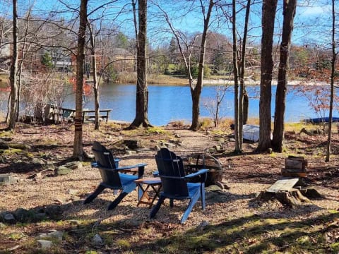 Cozy Lakefront Chalet close to Camelback & Mt Airy