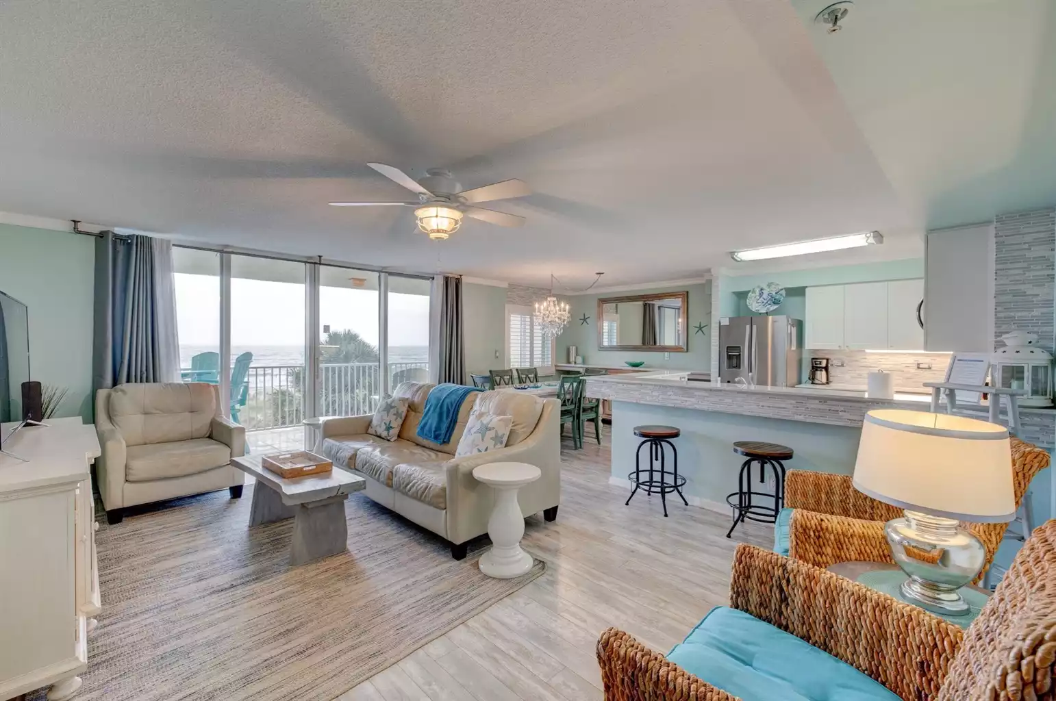 Wide sliding doors welcome the beautiful Gulf view Wide sliding doors welcome the beautiful Gulf view - Beach Escape - Okaloosa Island