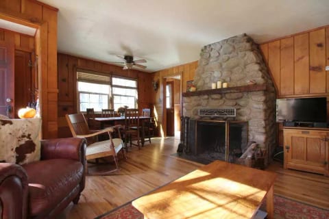 Ahwahnee-be Vintage Cabin | Three blocks to town!
