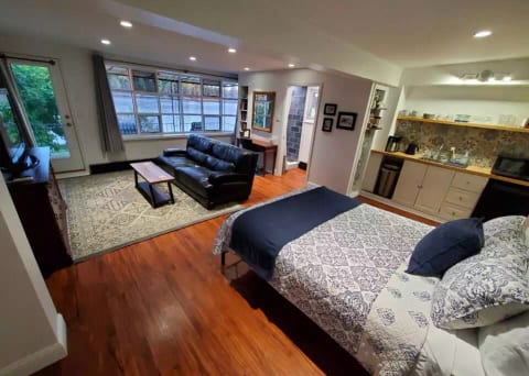 Waterfront Getaway. Private Deck. Walk to town.