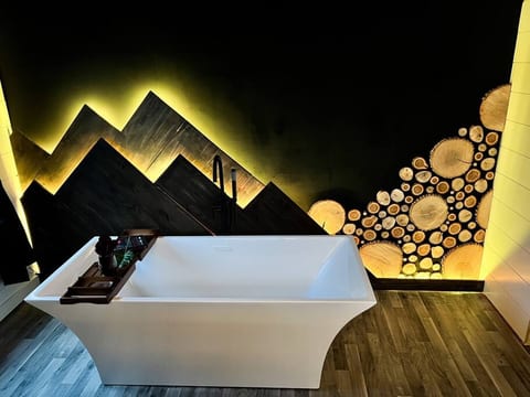 Custom Floating Suite-HOT TUB!