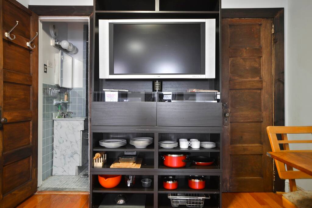 Sitting area and entertainment system. Pots, pans, cups and dishes. Sitting area and entertainment system. Pots, pans, cups and dishes. - Gem In Park Slope - Brooklyn