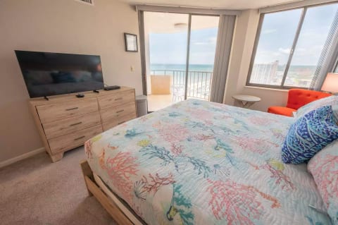 King Bed Overlooking the Ocean