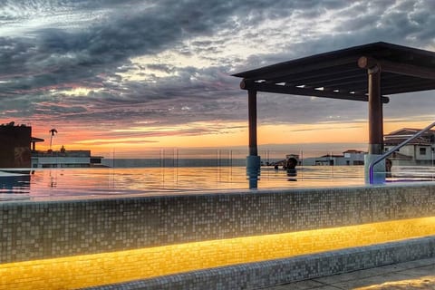 Luxury Condo in Romantic Zone, 2 Blocks from Beach