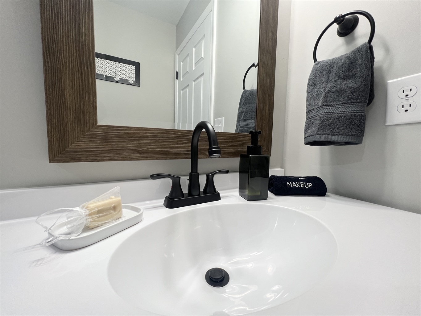 Bathroom with Extras :) Bathroom with Extras :) - The Otter Box Cabin - Fort Payne