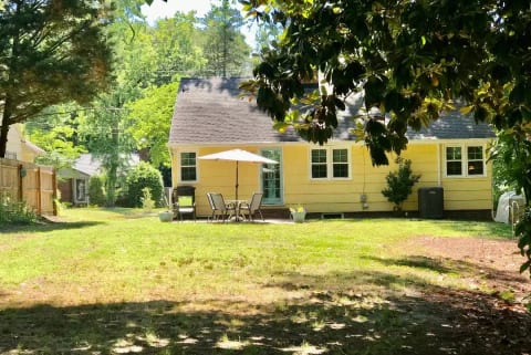 Charming Cozy Cottage in the town limits