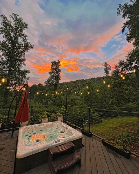CAPER Cabin- Hike State Park from cabin, HOT TUB!