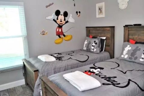 Mickeys Landing 2 Master Suite Private Pool Hot Tub Game RM BBQ